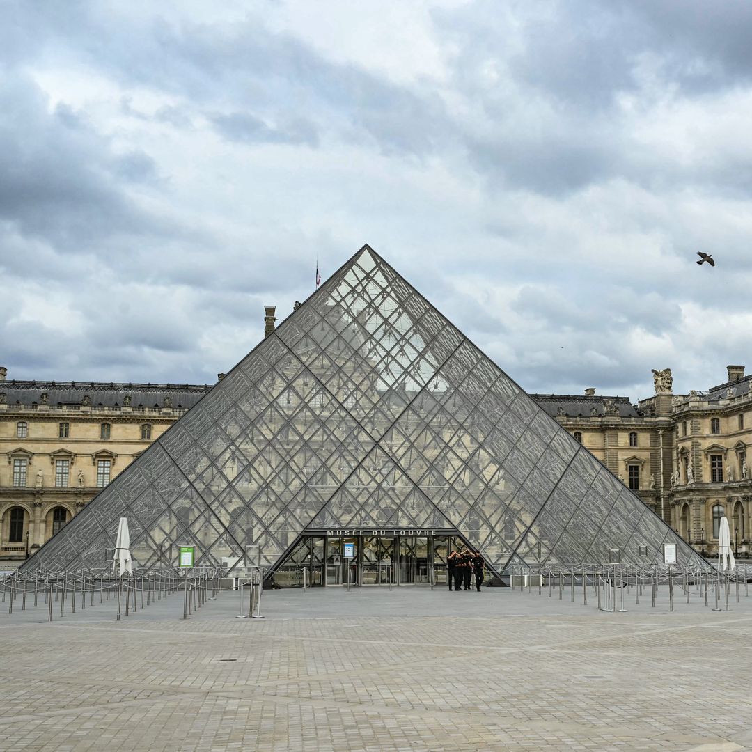 Roban joyas de valor incalculable del Museo del Louvre en un golpe exprés de 7 minutos