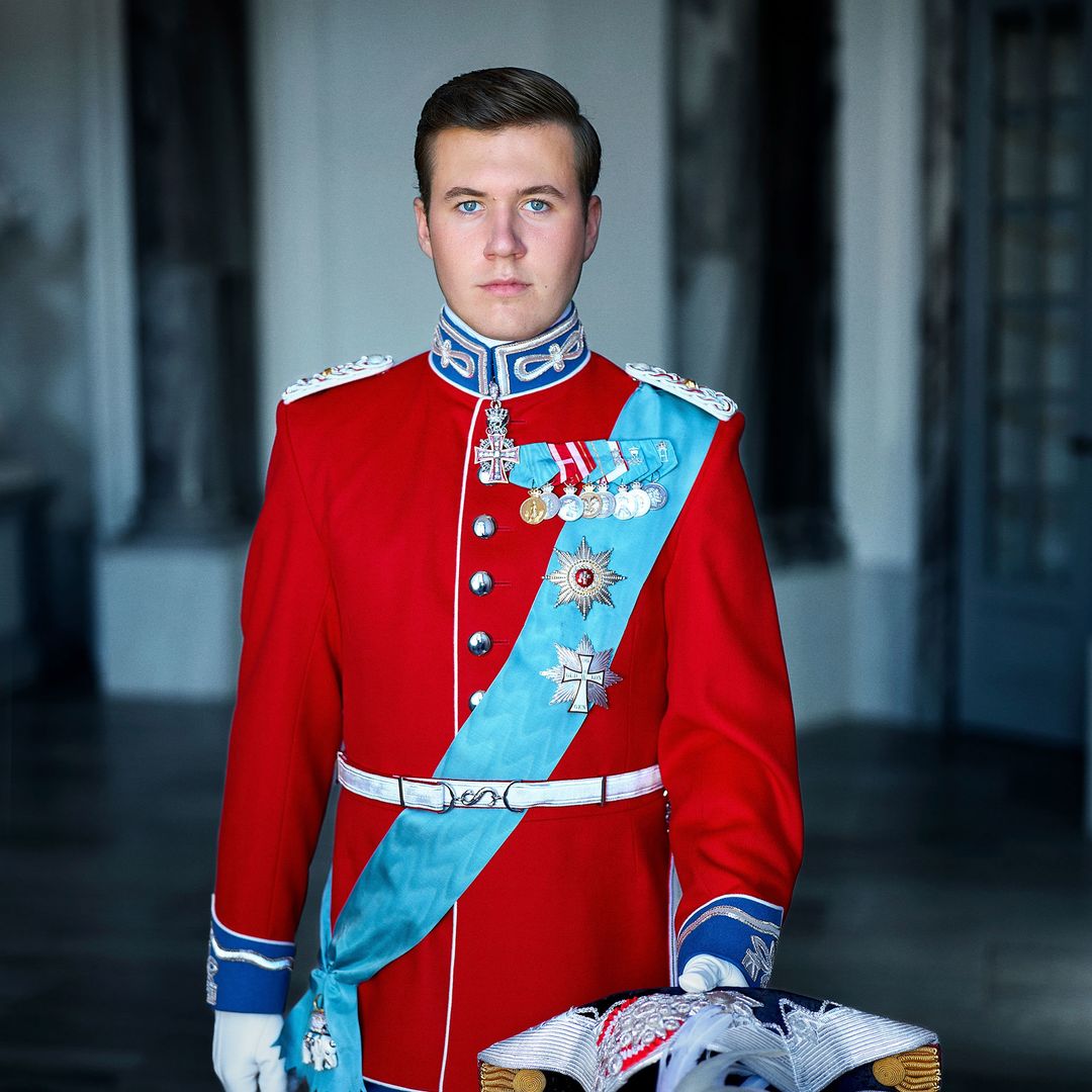 Las nuevas fotos de Christian de Dinamarca al cumplir 21 años: uniforme de gala, nueva condecoración y un futuro desvelado
