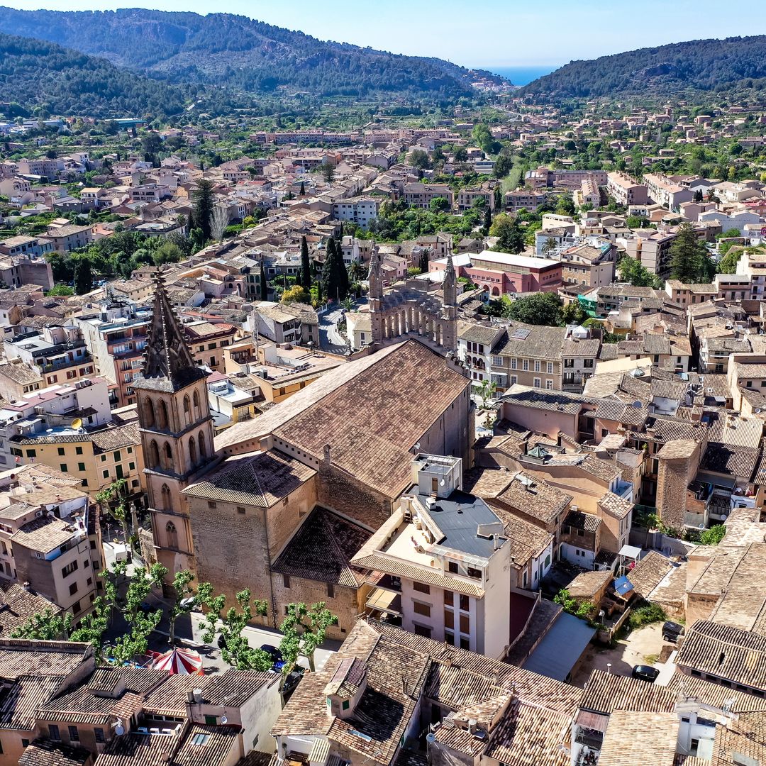 Vista aérea de la ciudad de Sóller en Mallorca