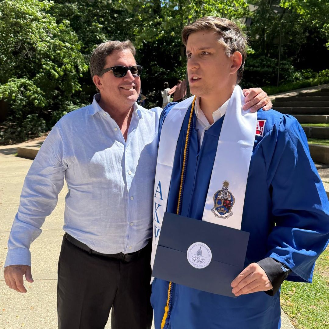 La foto inédita del nieto de Isabel Preysler junto a su orgulloso padre en el día de su graduación