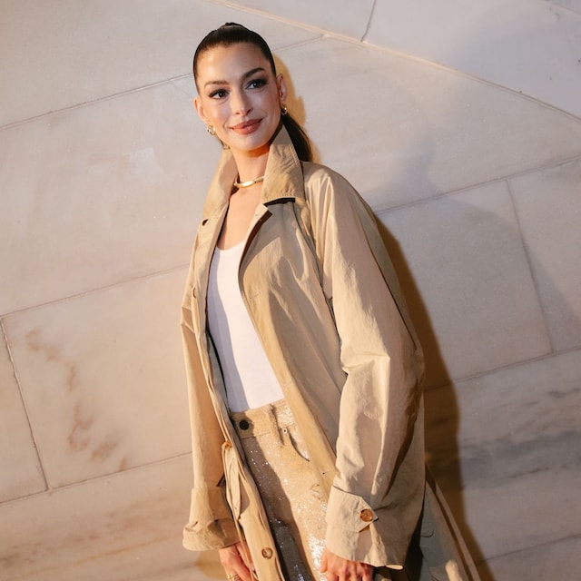 Anne Hathaway en el desfile de Ralph Lauren para Otoño 2025 