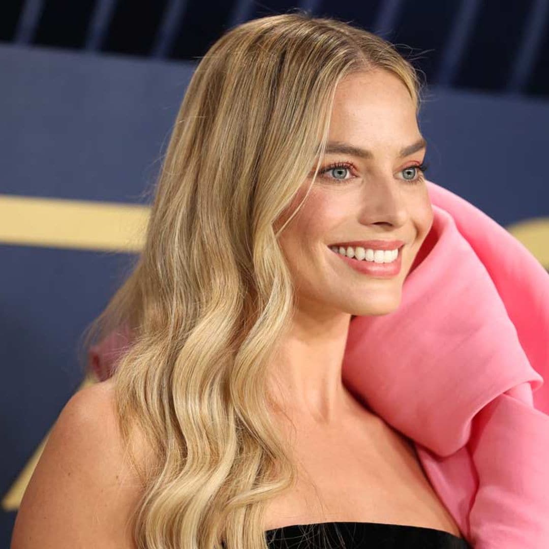 Margot Robbie deslumbra con el minivestido lencero que ya llevó... ¡Aitana!