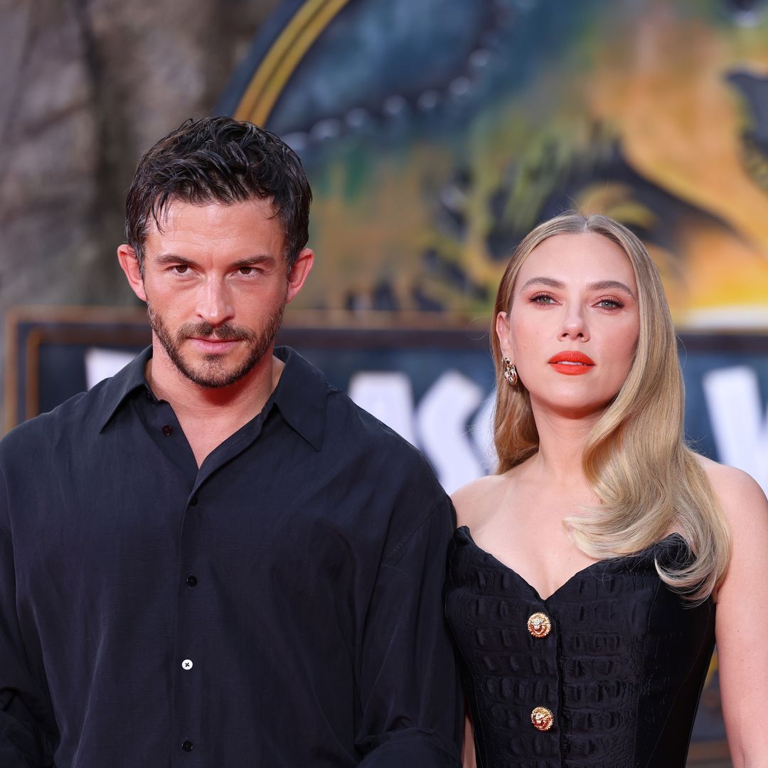 La complicidad de Scarlett Johansson y Jonathan Bailey brilla en Berlín con 'looks' a juego