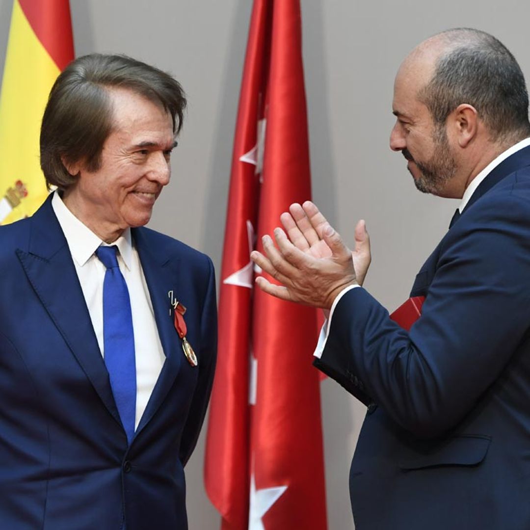 Raphael recibe la medalla de oro de la Comunidad de Madrid por toda una vida dedicada a la música