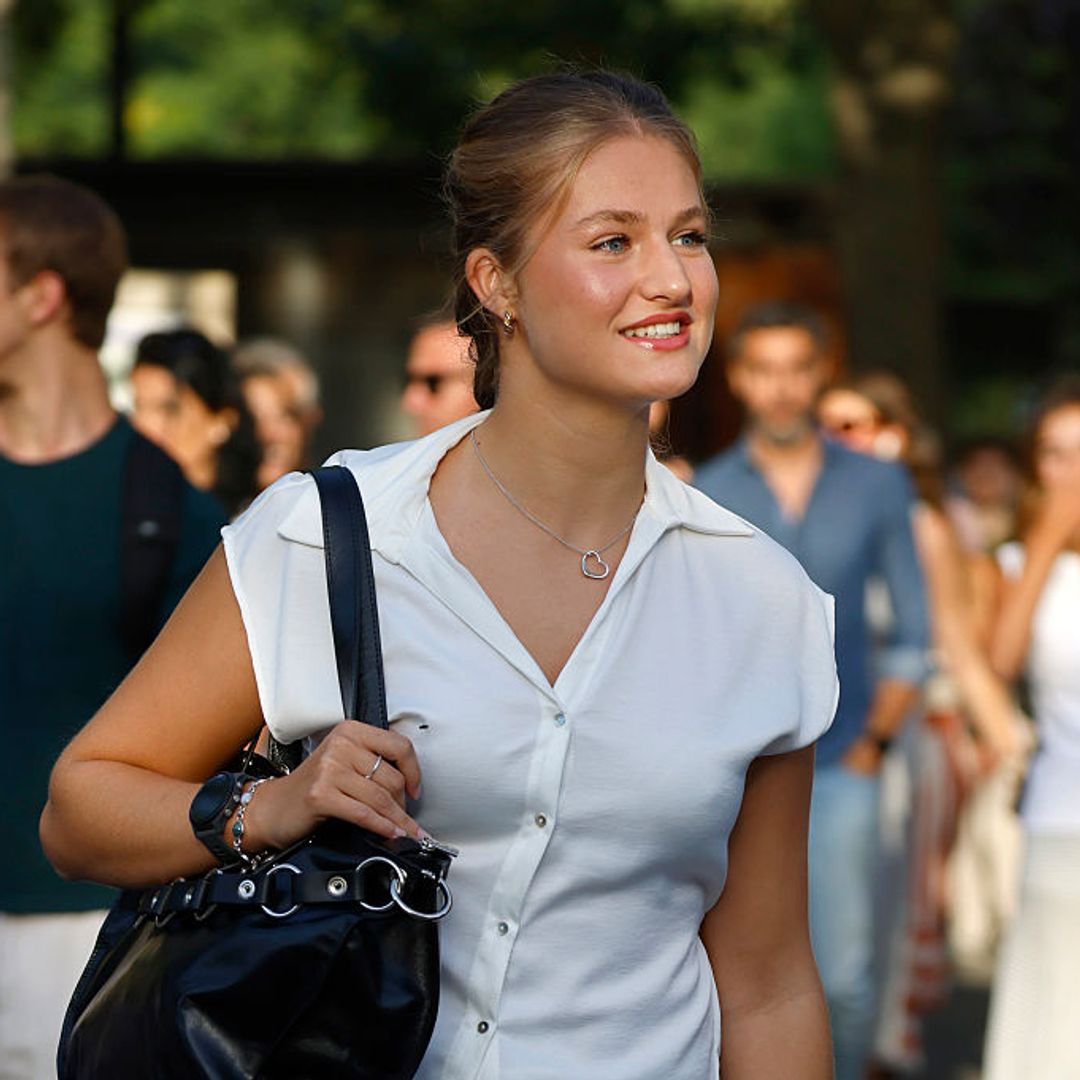 Copia el look universitario de la princesa Leonor con bolso 'shopper', vaqueros ‘wide leg’ y camisa blanca