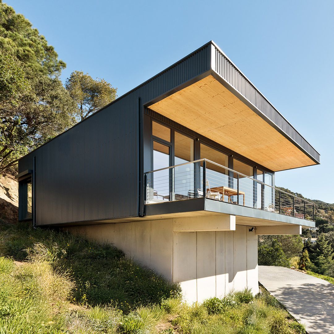 Una casa de consumo casi nulo cerca de Barcelona: diseño moderno, integrada en el paisaje y con unas vistas maravillosas