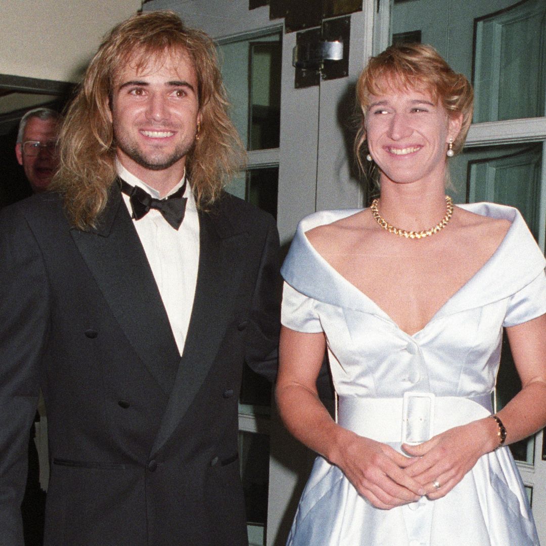 Antes de casarse descalzos y en vaqueros hubo un vestido blanco que anticipó su historia de amor: Steffi Graf y Andre Agassi celebran sus bodas de plata