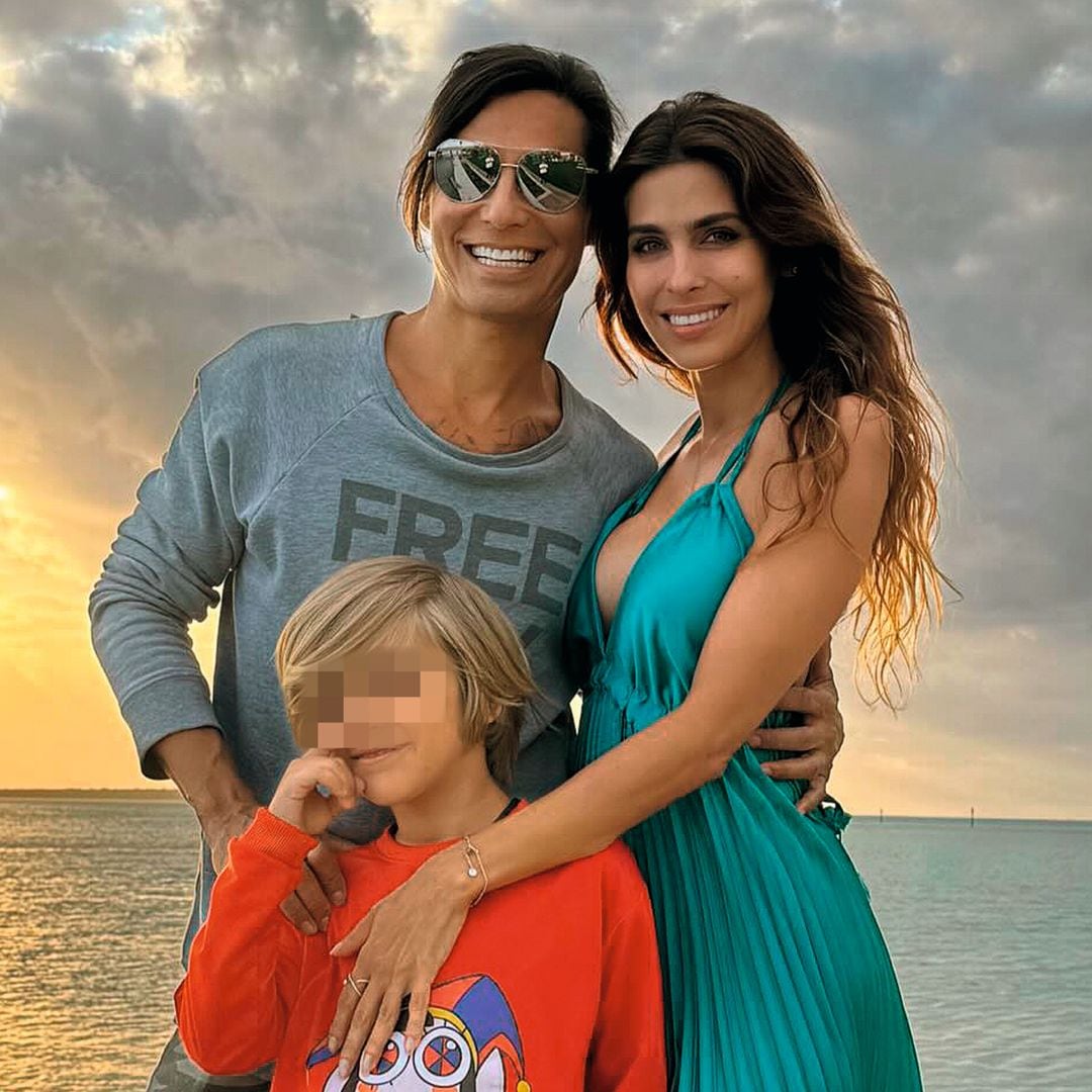 Julio Iglesias Jr. y su novia, Ariadna Romero, con su hijo