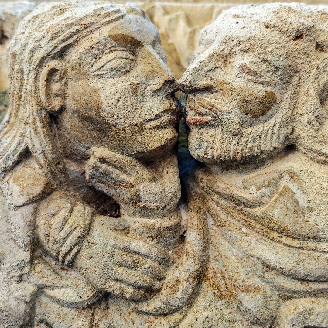 figuras que se besan en la iglesia románica de piasca, Liébana, Cantabria