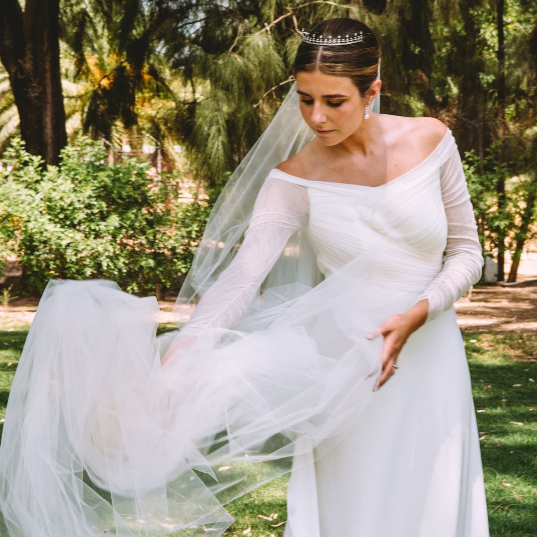 Recogido clásico + tiara: el look de novia atemporal que siempre te hace parecer más elegante