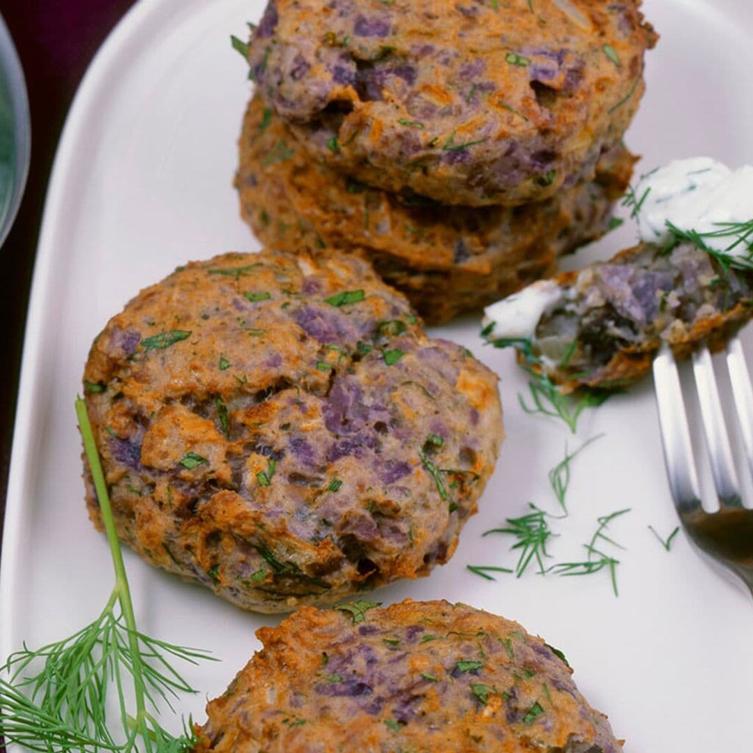 Bocaditos de patata morada con salsa de queso