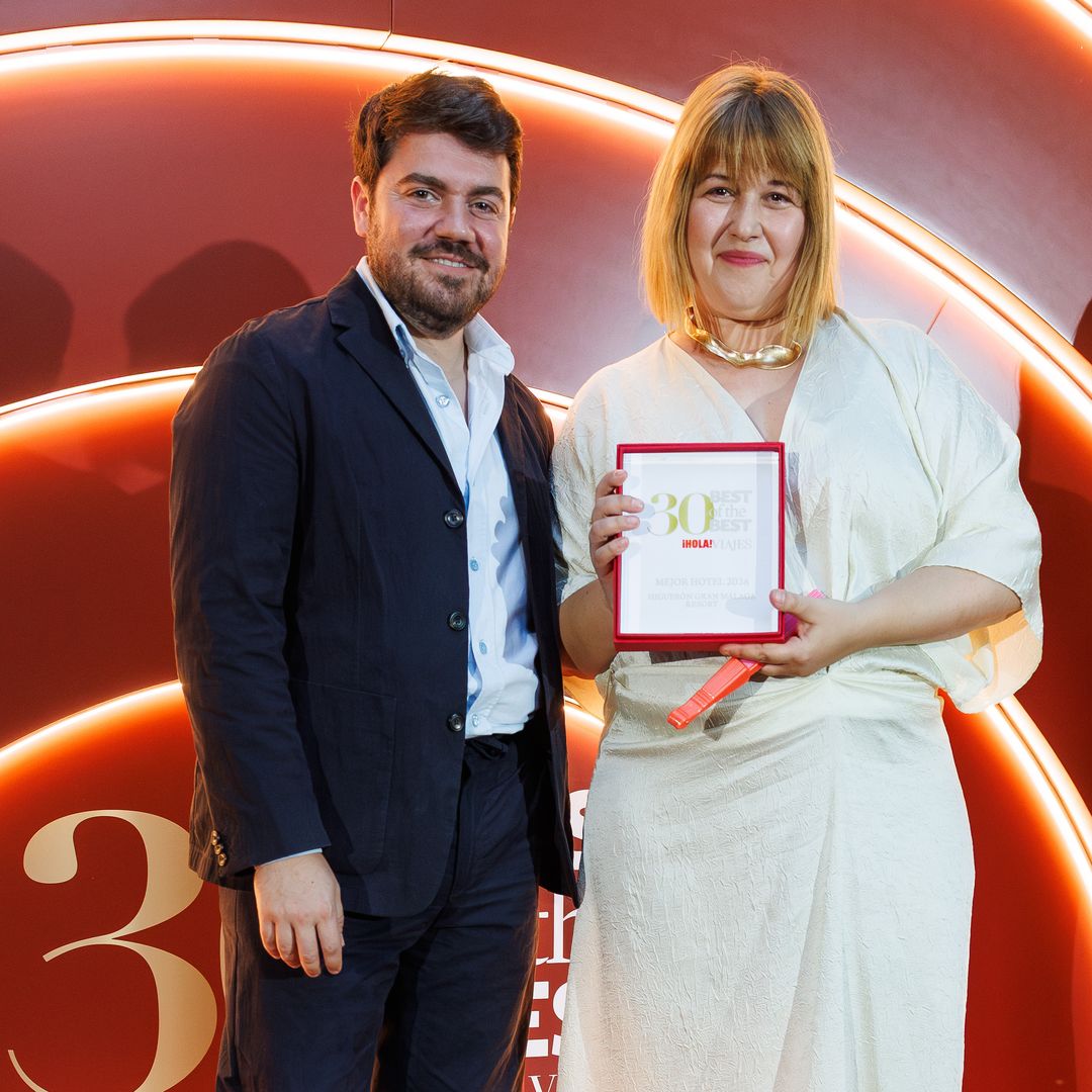 Jorge Redondo entrega el galardón a Alicia Sánchez, de Higuerón Gran Málaga Resort