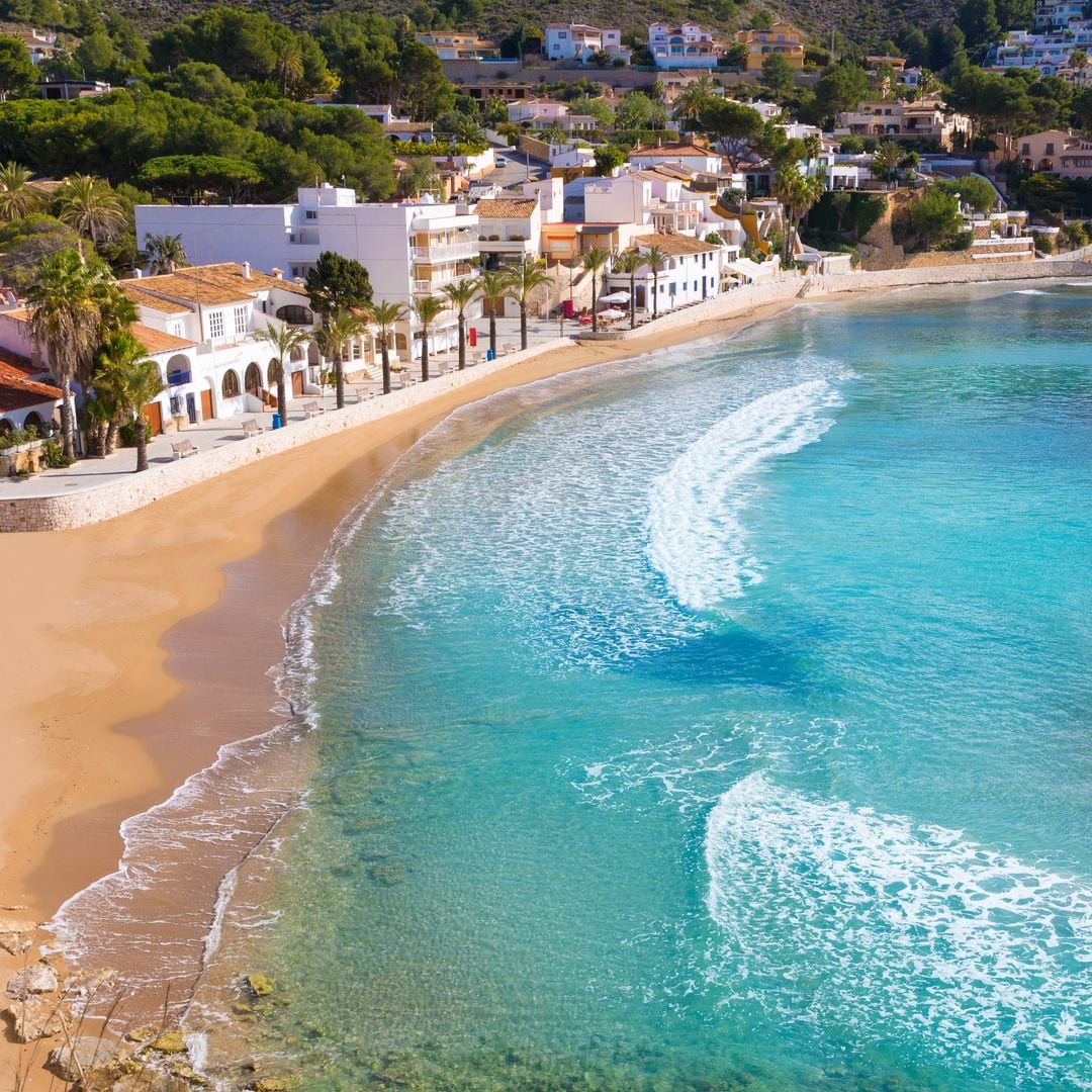 El pueblo alicantino donde te enamorarás de la Costa Blanca: arte, naturaleza y seductoras playas