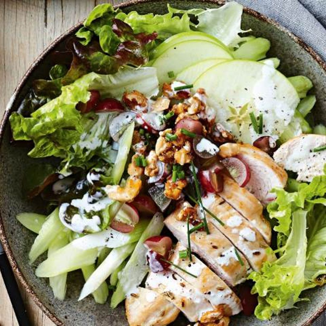 'Bowl' de ensalada Waldorf con pollo y uvas