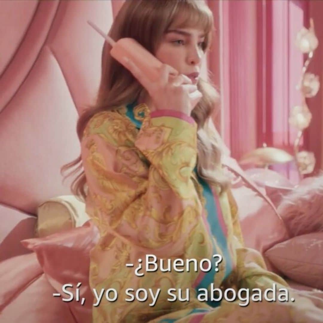 La cantante usando una piyama de Versace