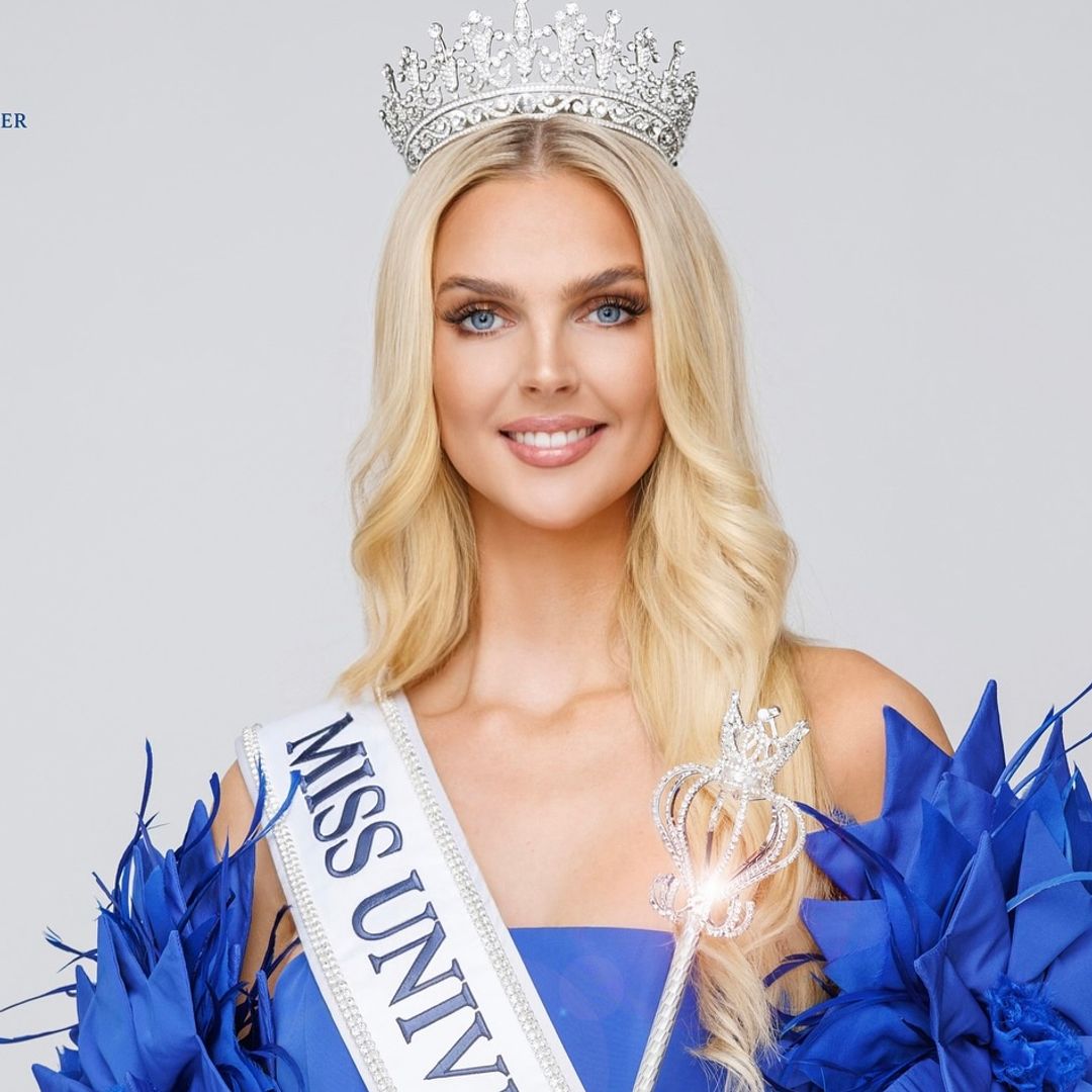 Miss Universe Estonia viaja a Tailandia convertida en una muñeca Barbie ¡con todo y empaque!