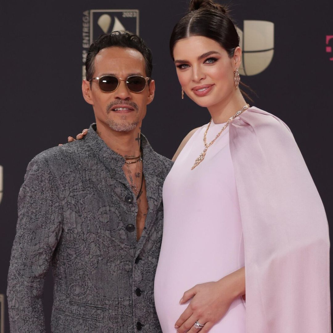 Marc Anthony y Nadia Ferreira reaparecen en su primera alfombra, esperando bebé y recién casados