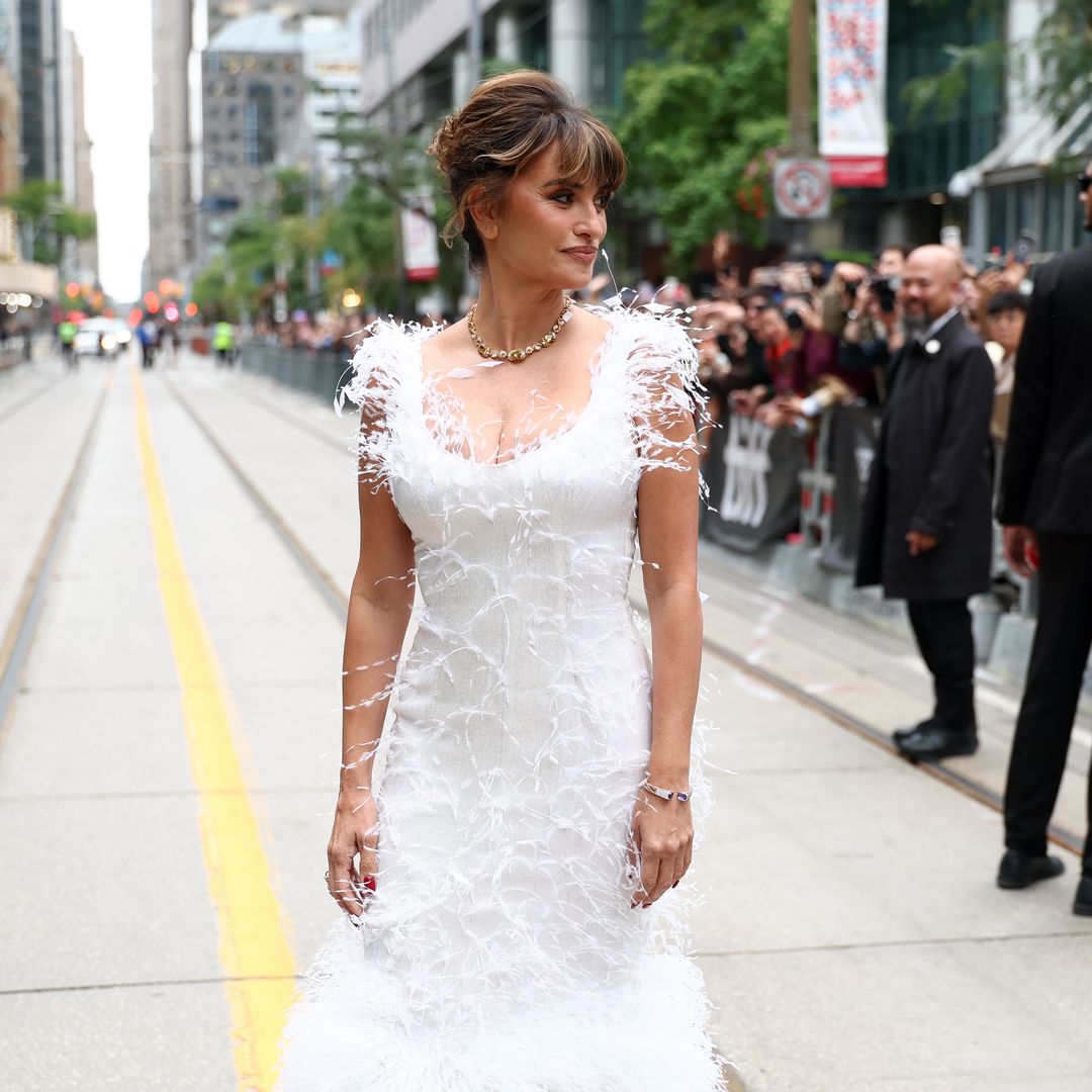 Penélope Cruz vuelve a confiar en las plumas con un espectacular vestido blanco que realza la cintura