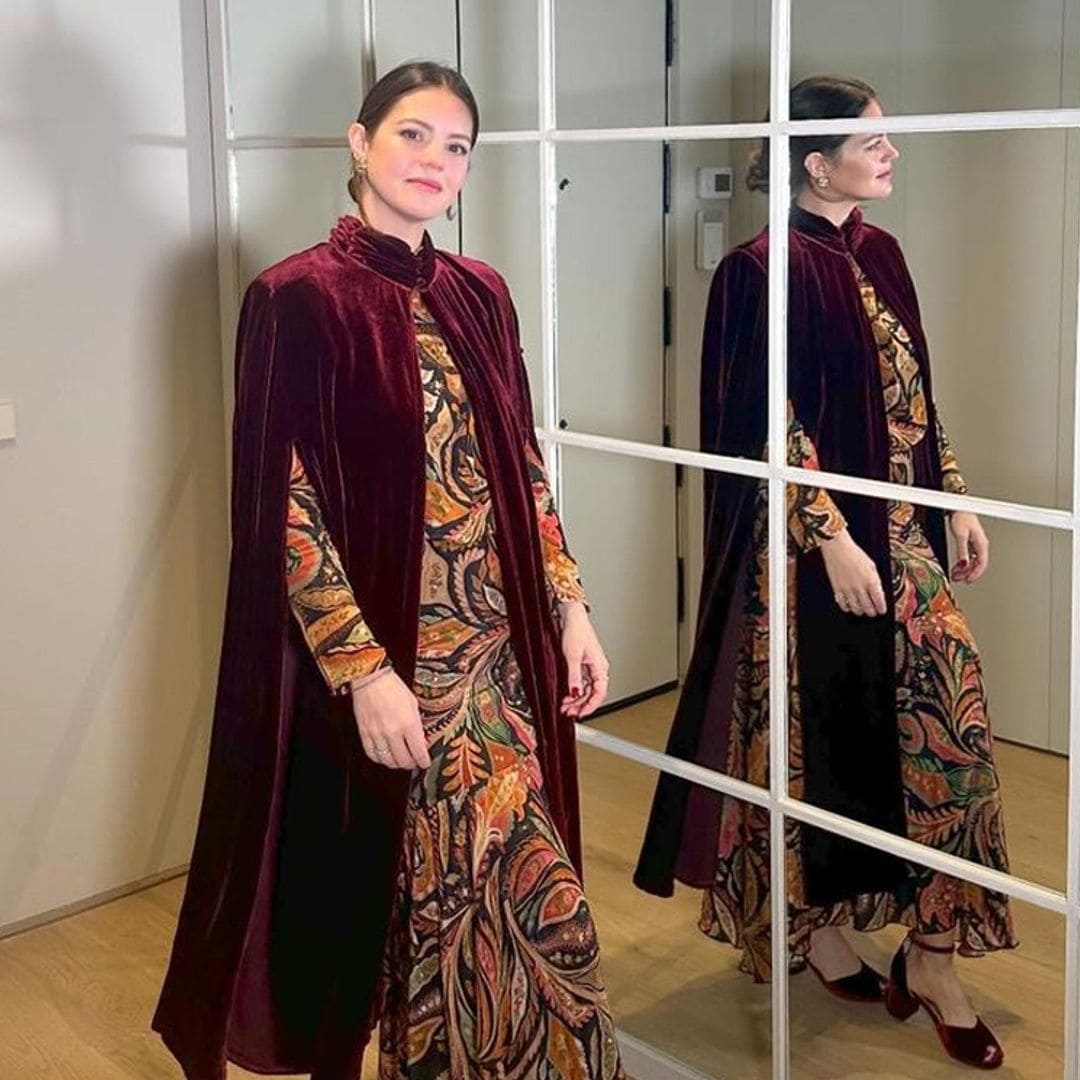Isabelle Junot, la perfecta invitada de invierno con un conjunto estampado y capa de terciopelo