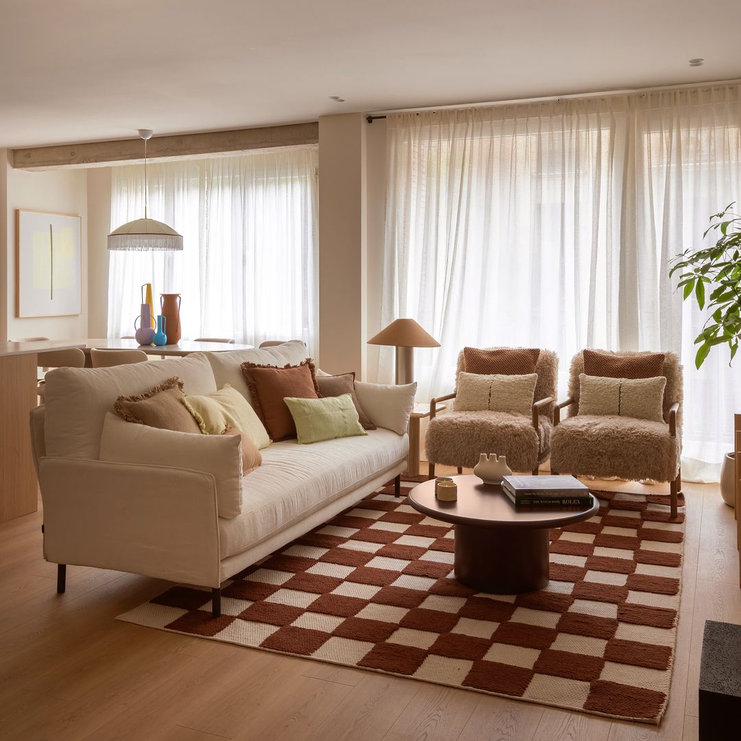 Este piso de 90 m² en Madrid perdió un dormitorio para ganar un gran salón con cocina abierta: así ha quedado tras la reforma