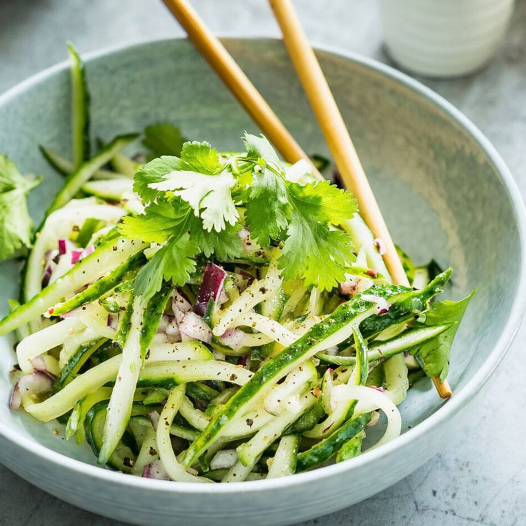 Ensalada de pepino con cebolla, cilantro, chile y jengibre