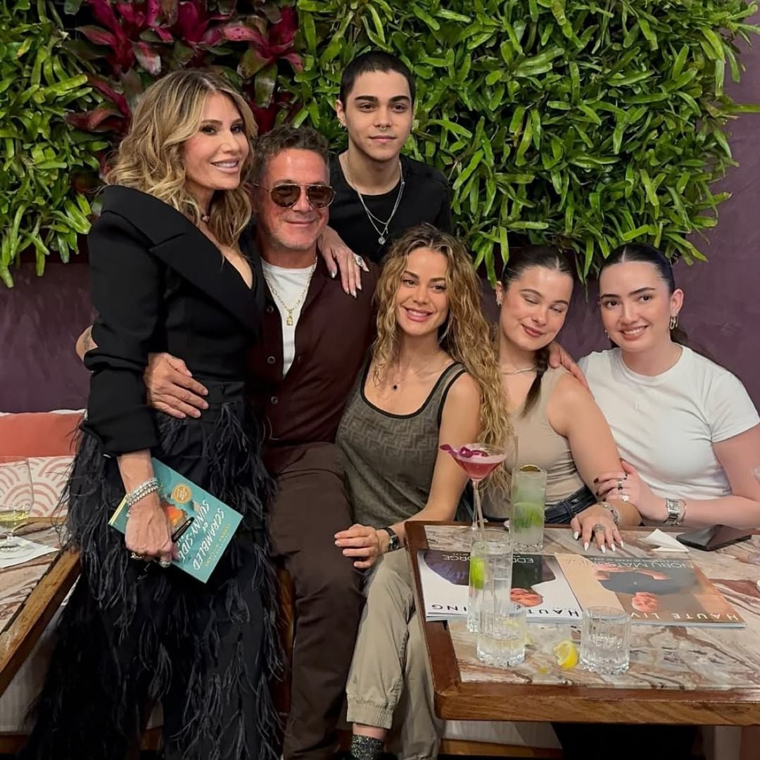 La felicidad de Alejandro Sanz con su pareja, Candela Márquez, y sus dos hijos veinteañeros en Miami