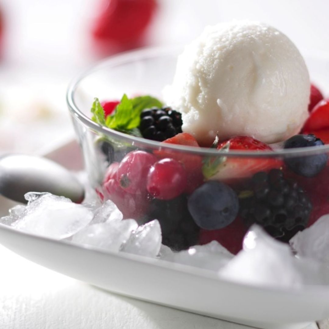 Sorbete de limón con frutos rojos