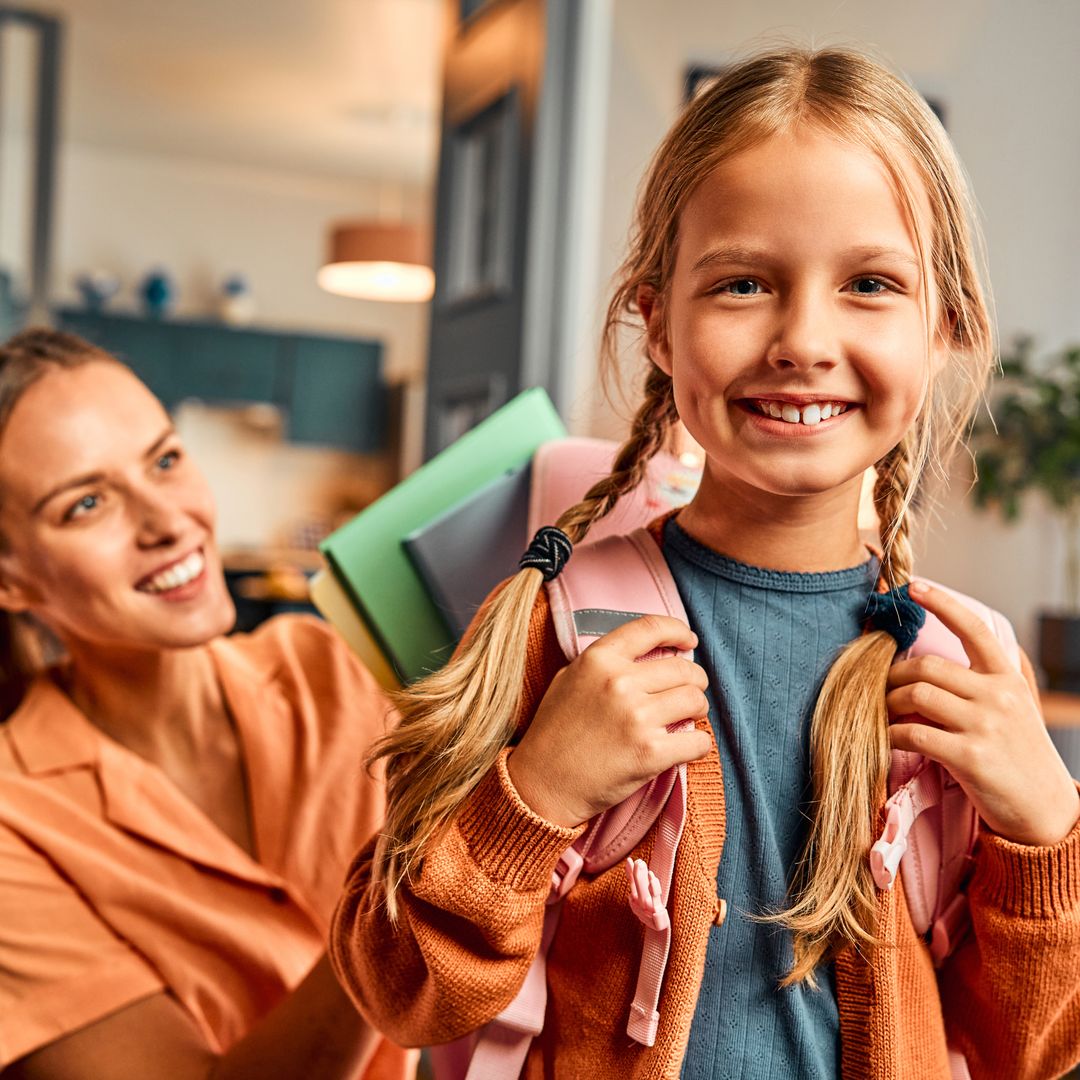 Cómo elegir la mochila escolar adecuada: 6 consejos médicos para cuidar la salud de la espalda de tu hijo