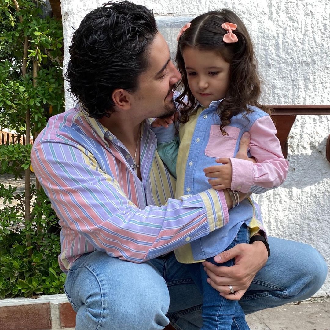 Alex Fernández revela que su hija Mía quiere seguir sus pasos en la música: ‘Y ganar muchos billetes’