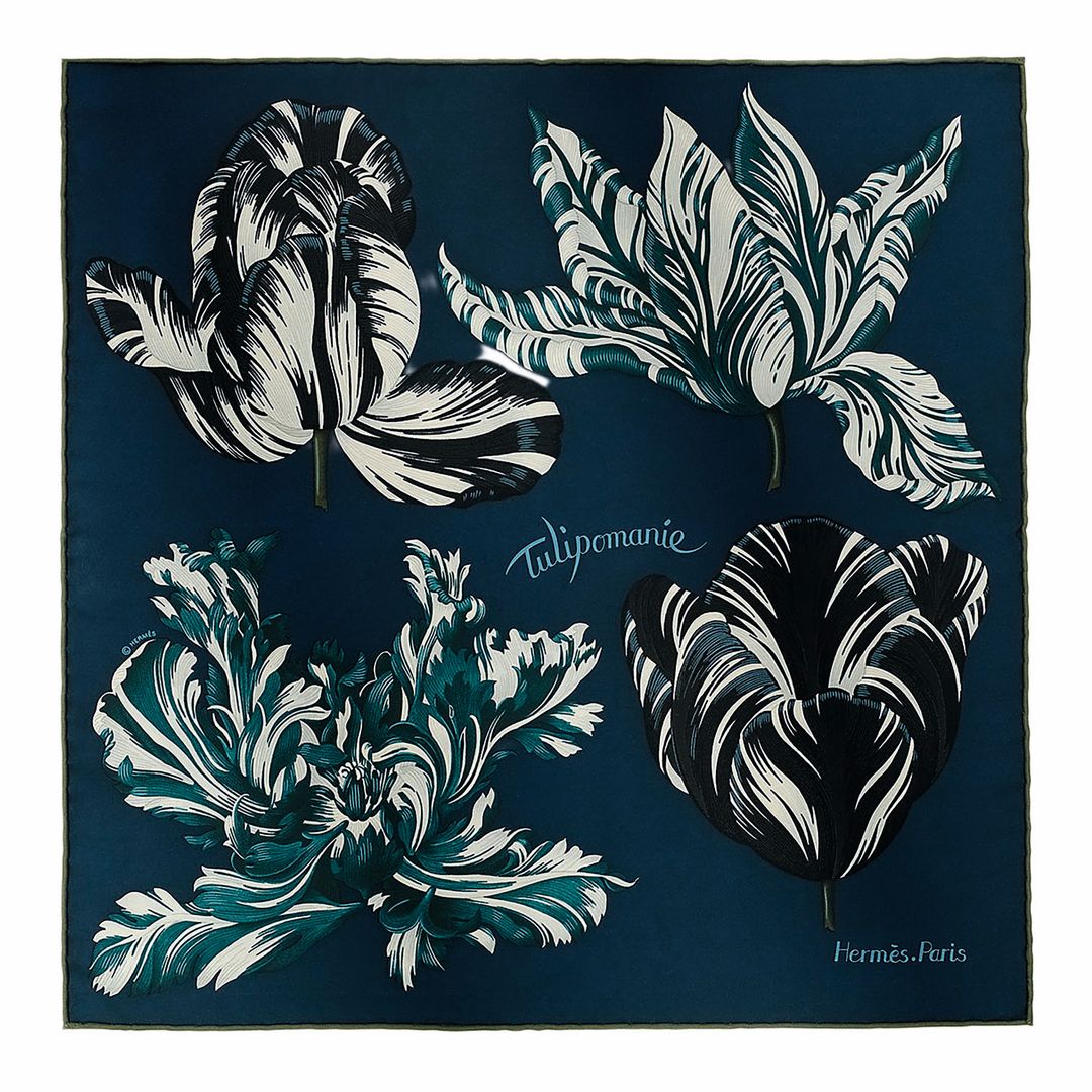 Pañuelo de seda (340 €), de Hermès