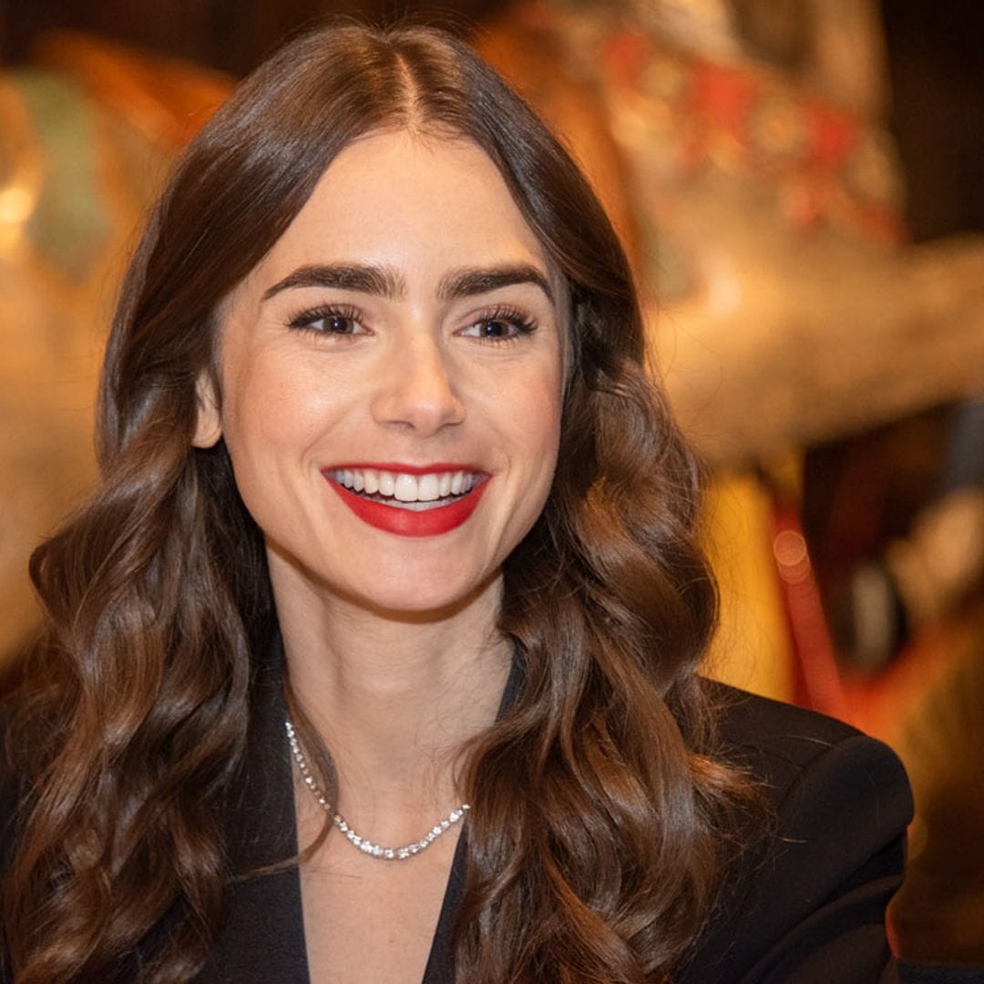El vestidazo metalizado y 'eco' de Alta Costura que ha llevado Lily Collins en su visita a Madrid