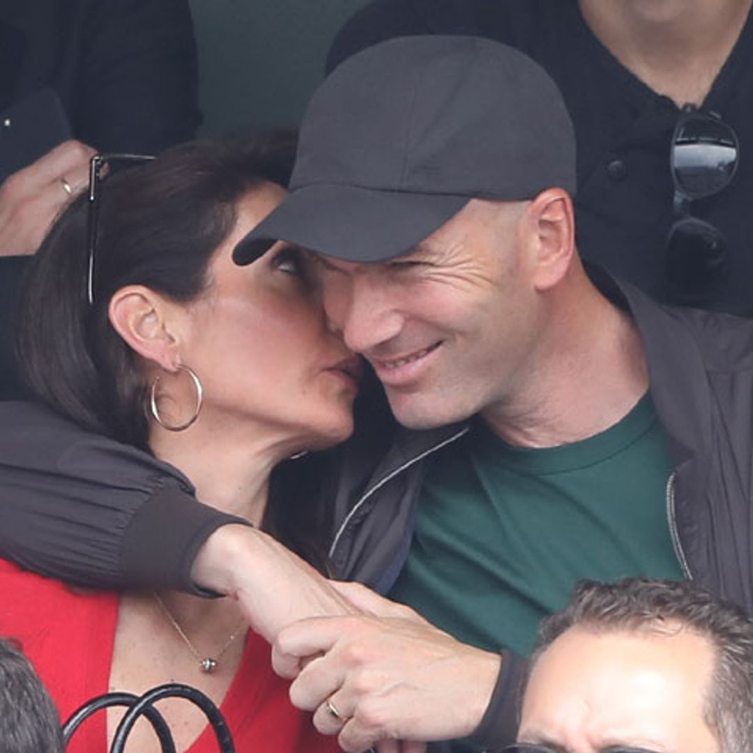 Entre besos y arrumacos, Zinedine Zidane reaparece como nunca antes le habías visto