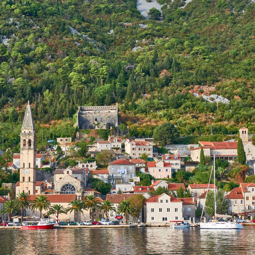 Tivat, una pequeña villa costera del golfo de Kotor en Montenegro