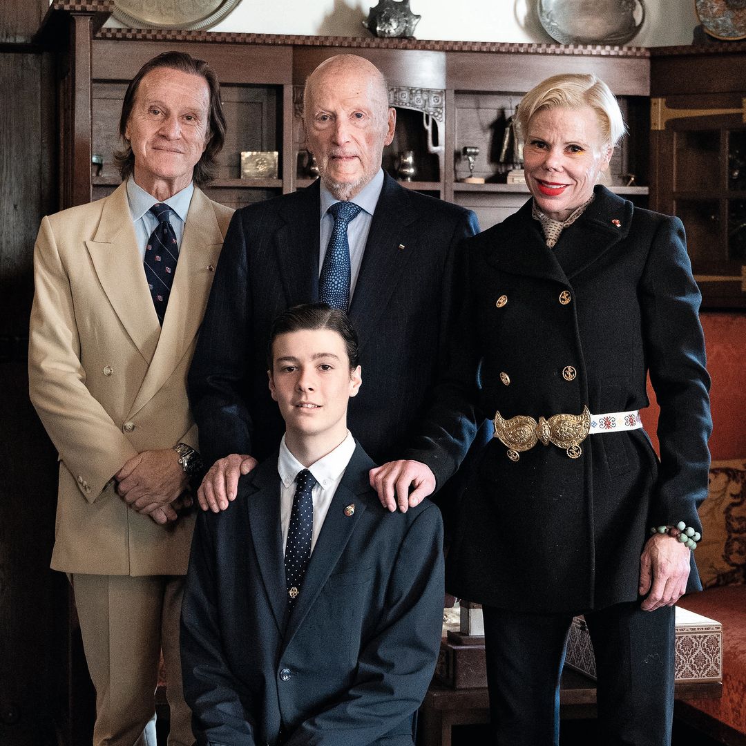 Simon junto a sus padres, la princesa Kalina y el explorador Kitín Muñoz, y su abuelo el Rey Simeón el día de su 18 cumpleaños (14 de marzo de 2025)