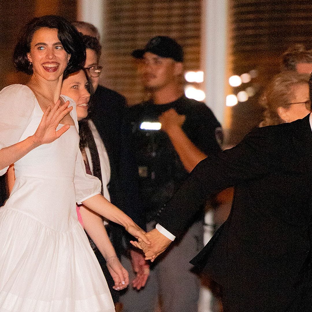 Margaret Qualley sorprende con un sensual vestido lencero de seda y zapatos 'Mary Jane' en su boda
