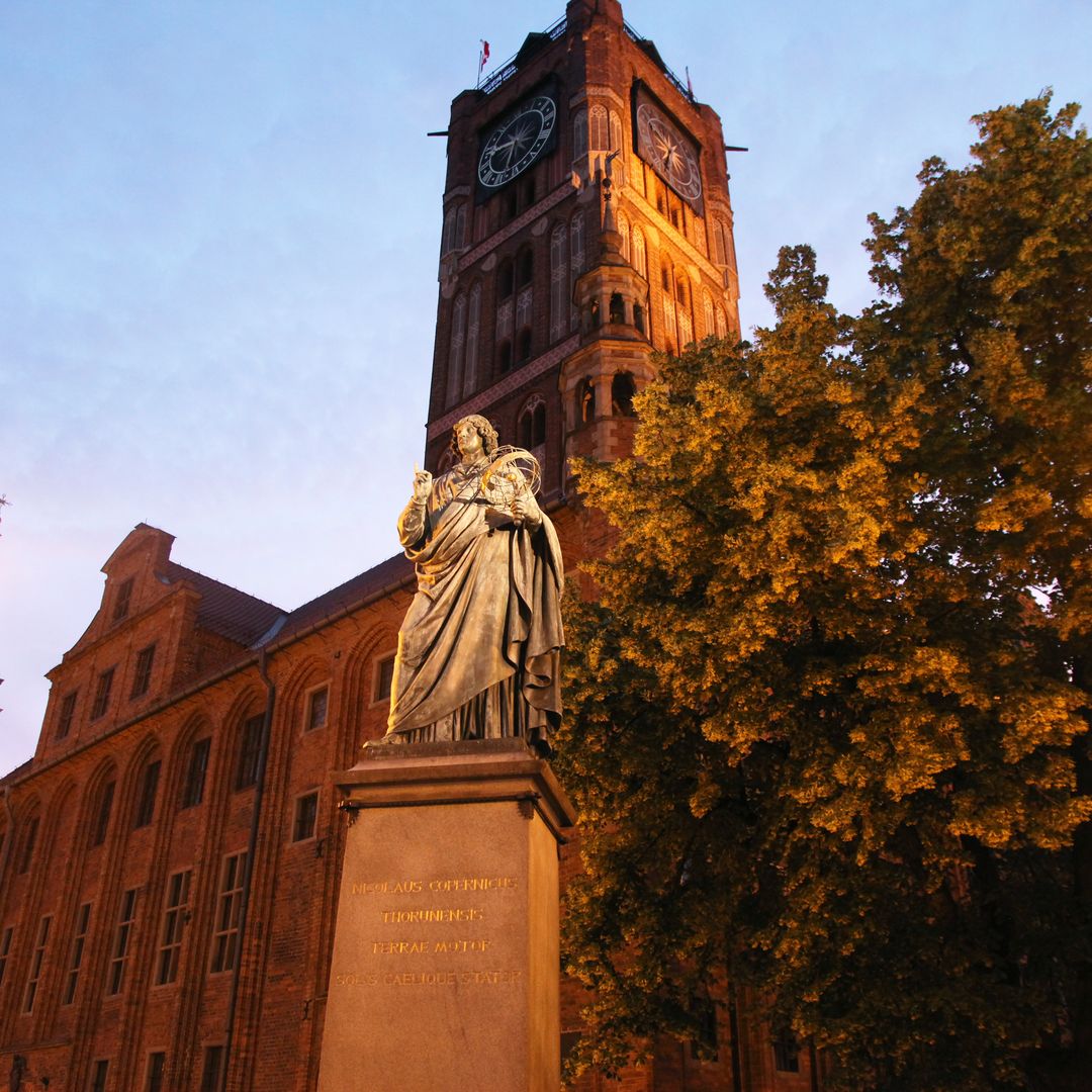 La estatua de Nicolás Copérnico protagoniza su ciudad natal.