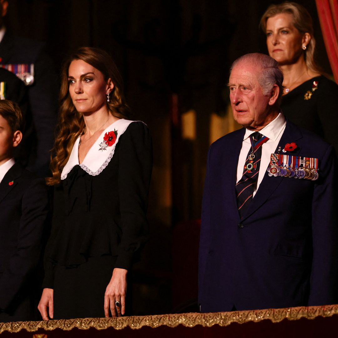 Kate Middleton rinde homenaje a Diana y la reina Isabel II con un vestido de cuello 'Peter Pan' en el Día del Recuerdo