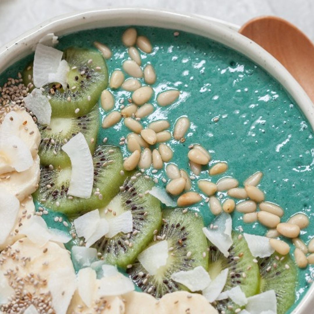 'Smoothie bowl' con espirulina, kiwi y plátano