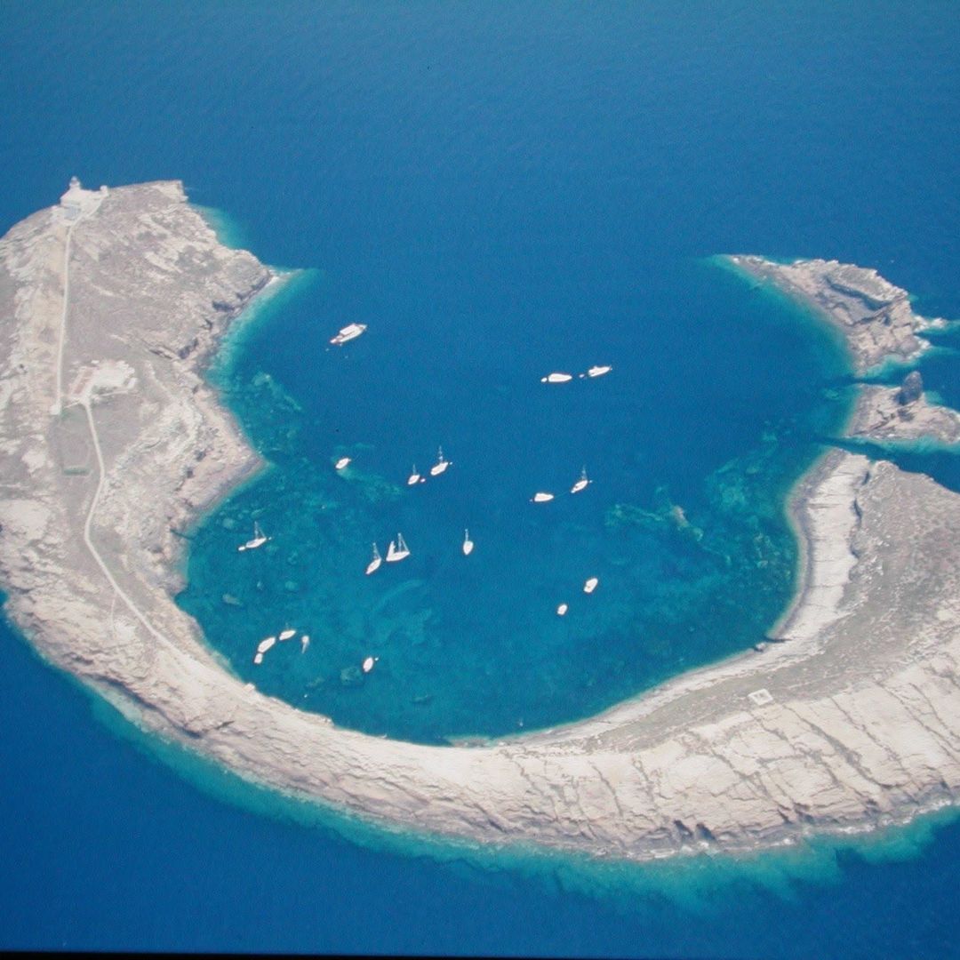 Las islas españolas donde puedes desembarcar dentro de un volcán con fondos marinos espectaculares y es la mejor experiencia del Mediterráneo