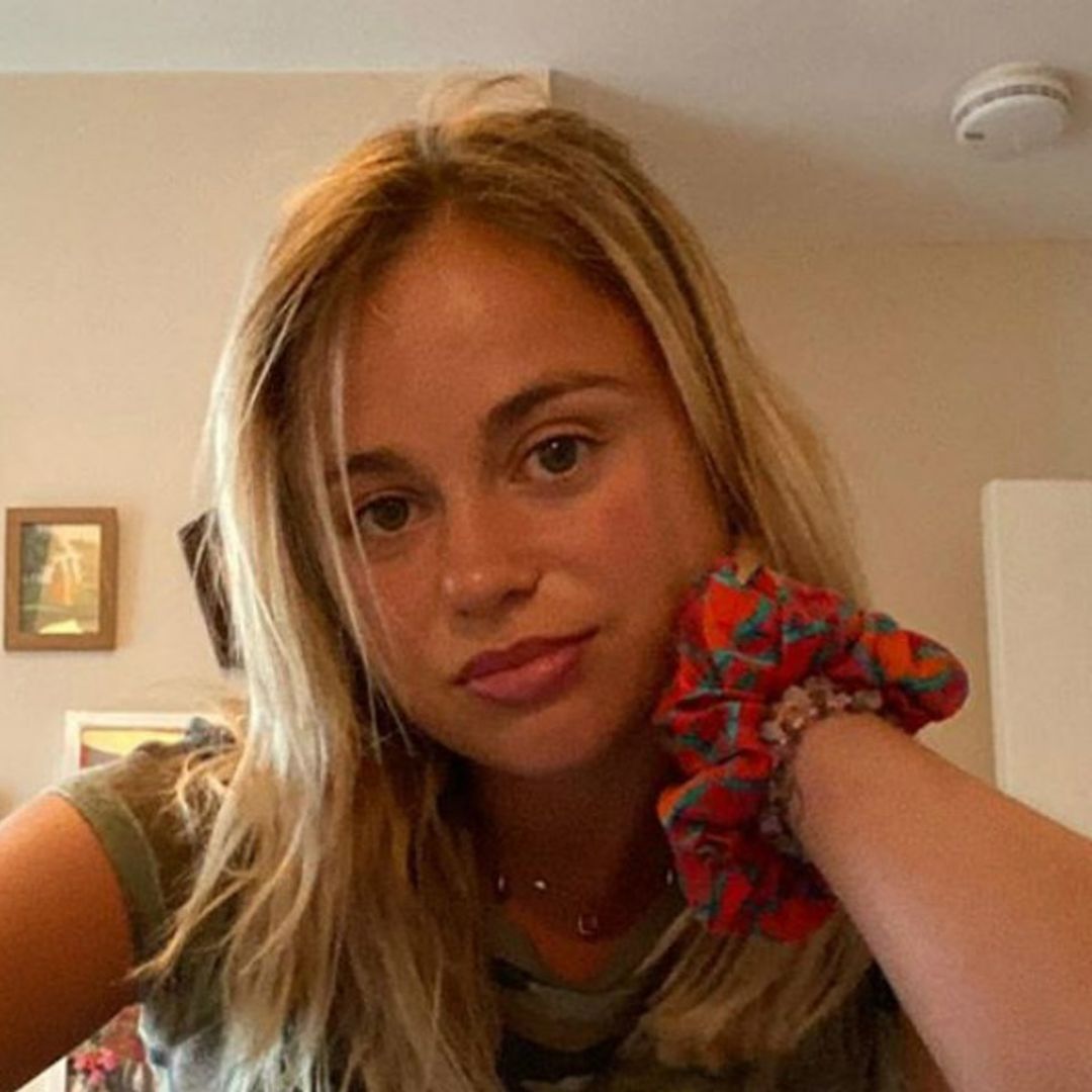 La 'maxifalda' de Amelia Windsor que sí favorece a las chicas bajitas