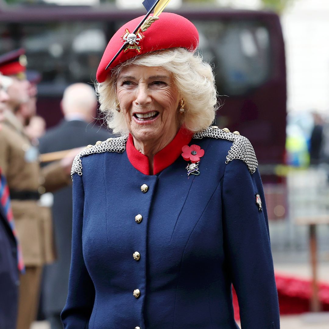 El significado y la historia personal tras el broche 'pirata' que luce la Reina Camilla por partida doble