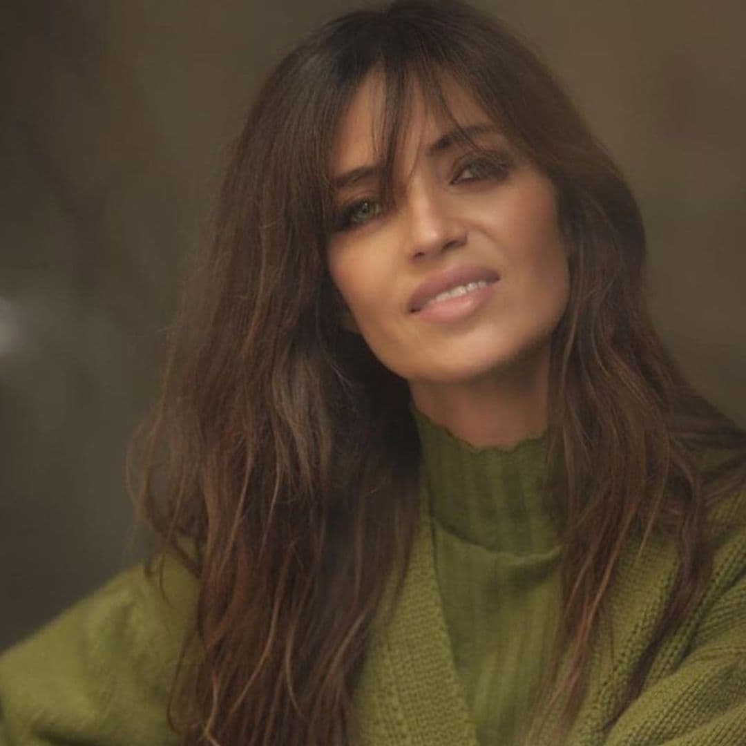 El básico de 'cashmere' con el que Sara Carbonero alegra su look en días grises