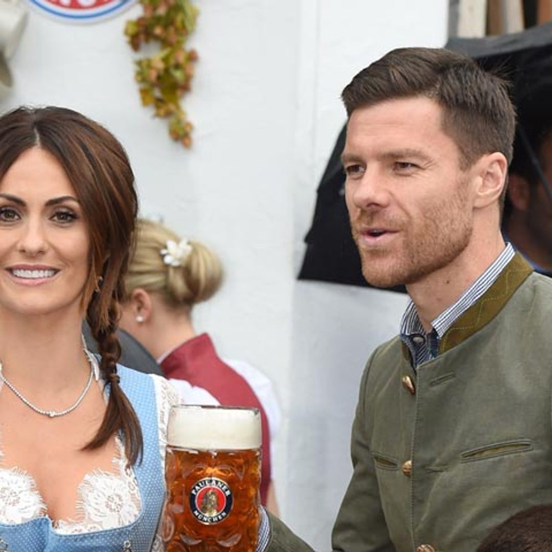 Xabi Alonso y Nagore Aranburu, familia y diversión en una cita tradicional en su tierra adoptiva