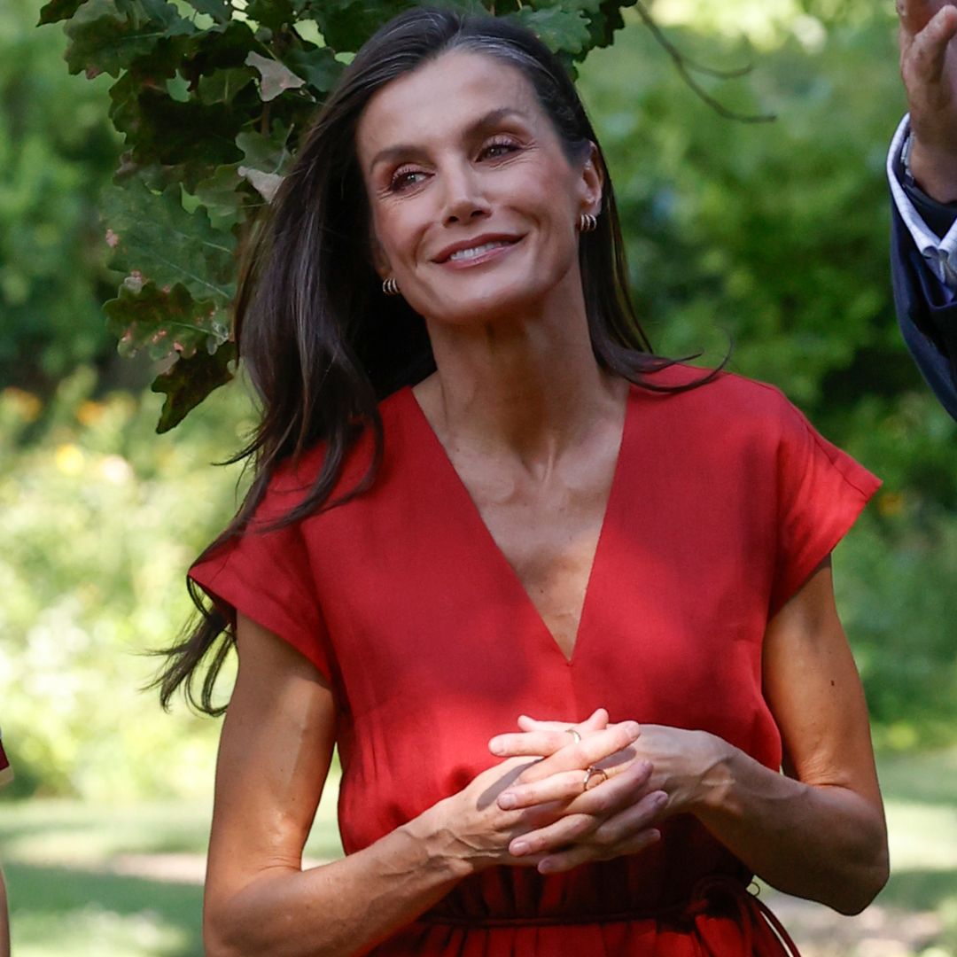 Dos expertas en protocolo analizan el look de la reina Letizia para recibir a la selección: "No es una elección estética"
