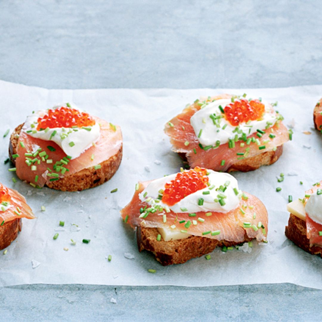 Crostini de salmón ahumado con queso curado y 'crème fraîche'