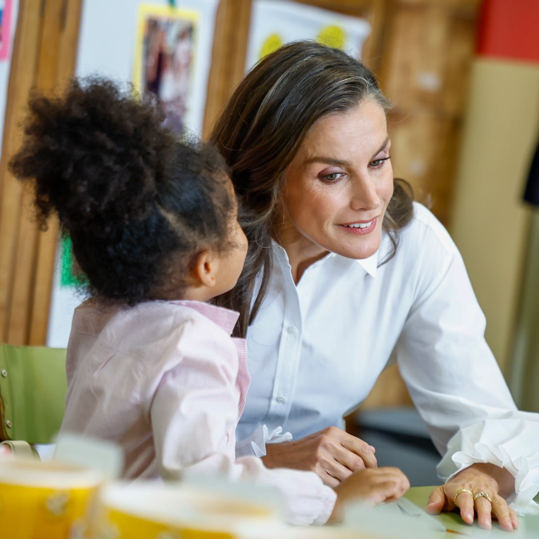 Así ha sido la visita de la reina Letizia a su colegio de Oviedo: secretos al oído y el 'Cumpleaños Feliz'