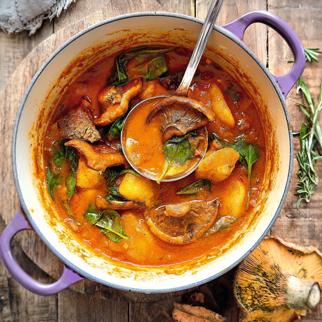 Guiso de patatas con níscalos y espinacas