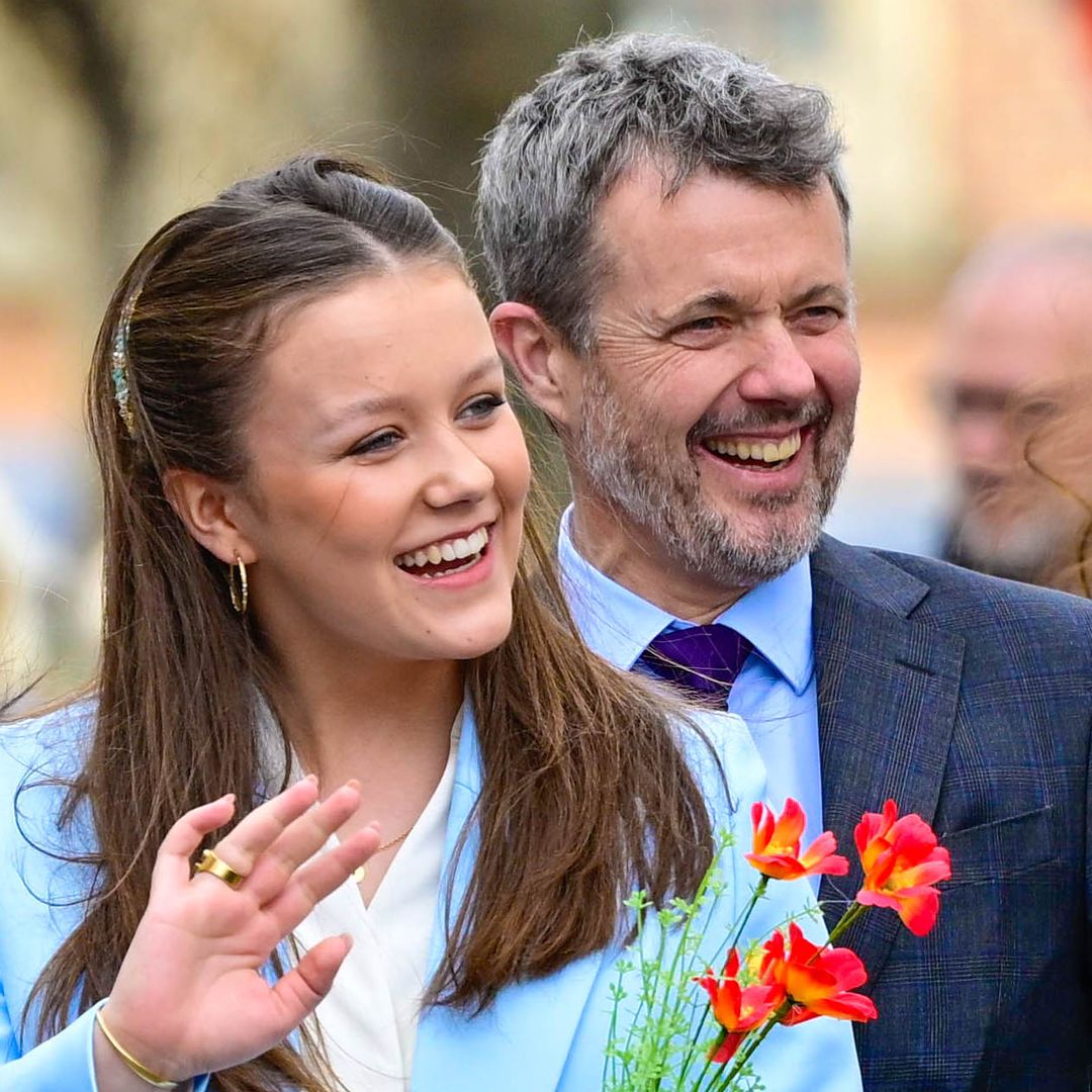 La significativa foto con la que Federico de Dinamarca le da el testigo a la princesa Isabella en su graduación: "Es el turno de mi hija mayor"