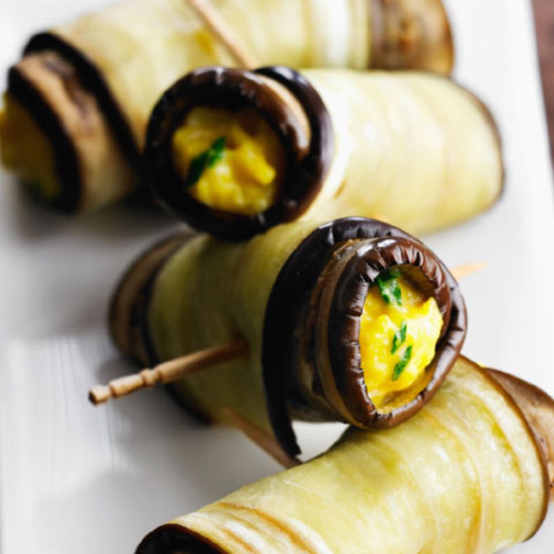 Rollitos de berenjena rellenos de huevos revueltos