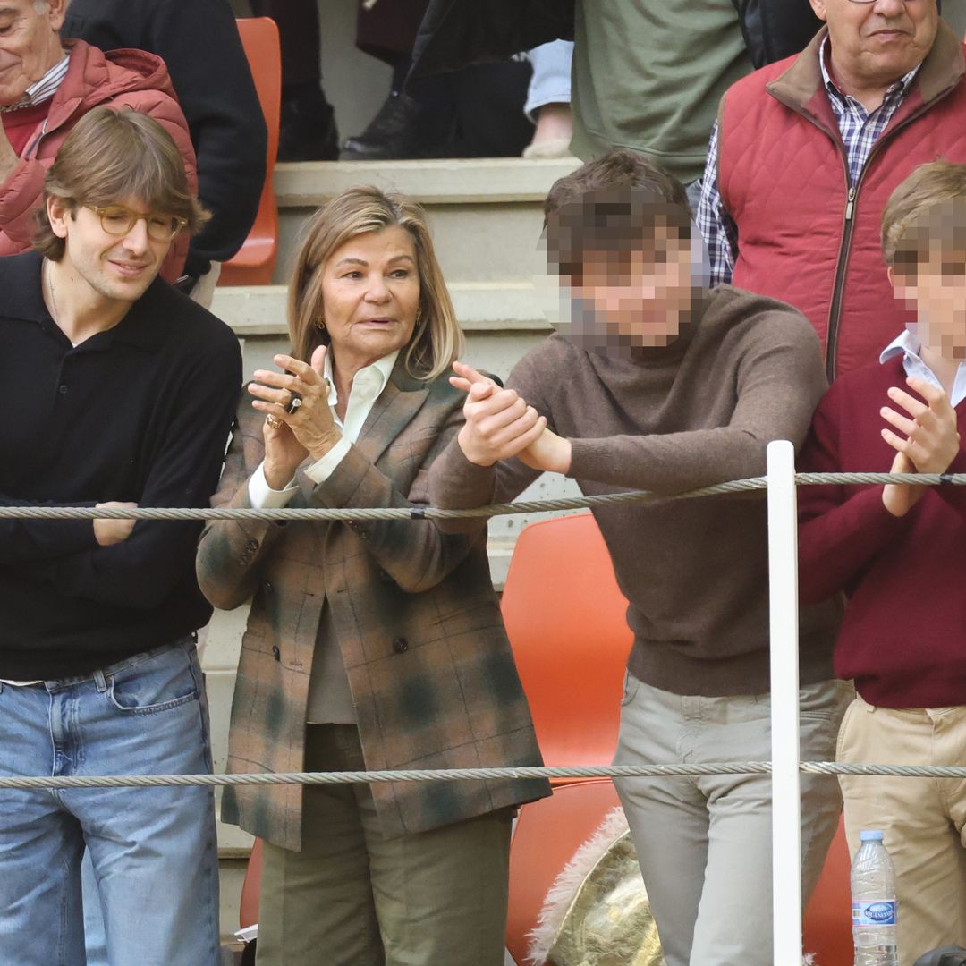 Cari Lapique se refugia en sus nietos: las fotos de su plan taurino con Santi y Beltrán